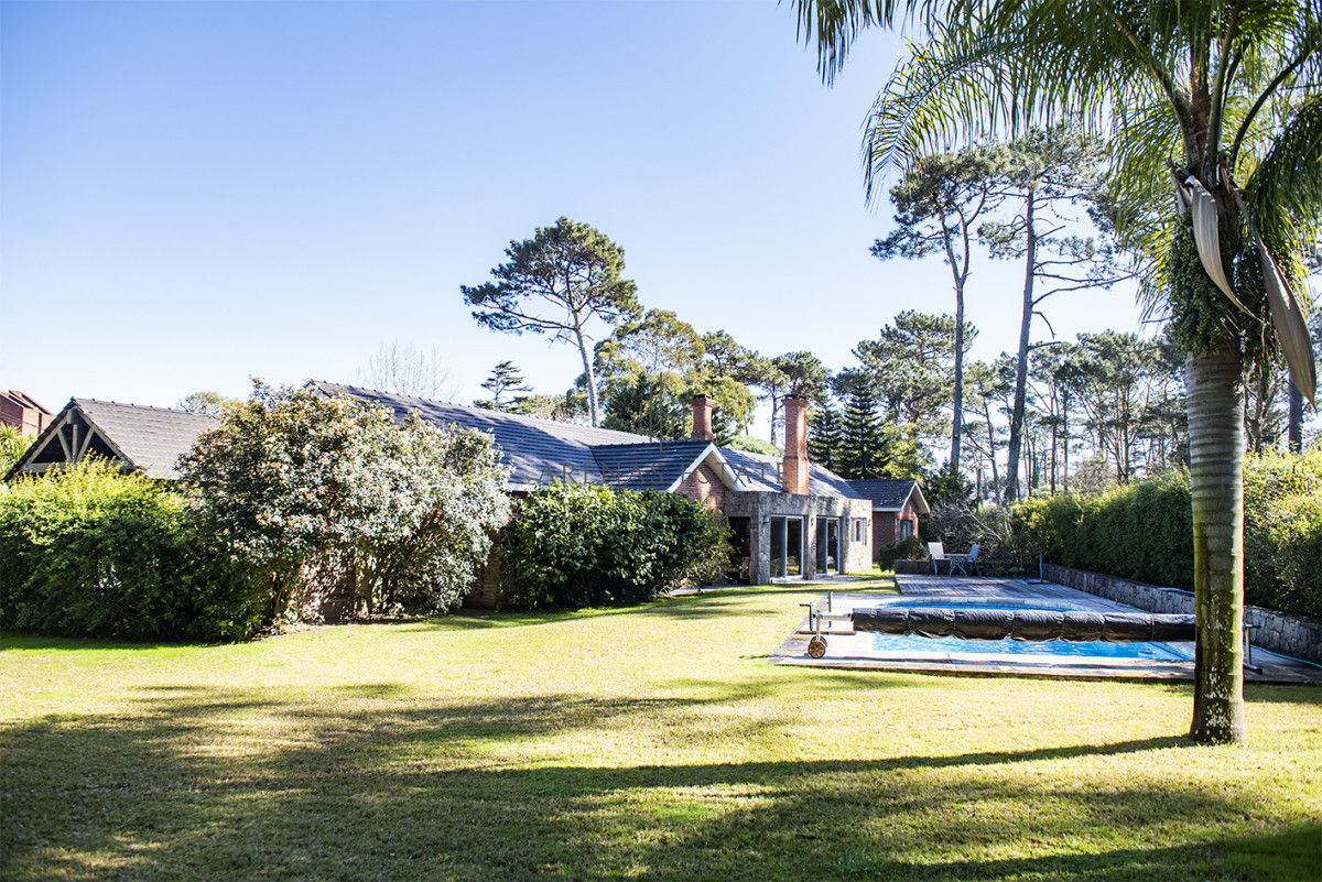 Casa ID.3957 - Vende casa en Playa Mansa, Punta del Este