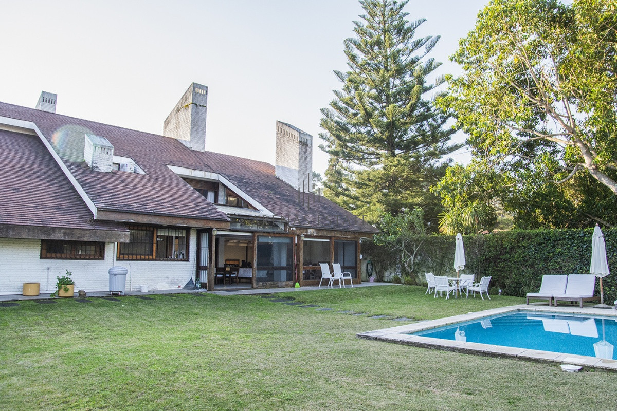 Casa ID.2973 - Casa a la venta en playa mansa Punta Del Este, gran tamaño ubicada en zona privilegiada.