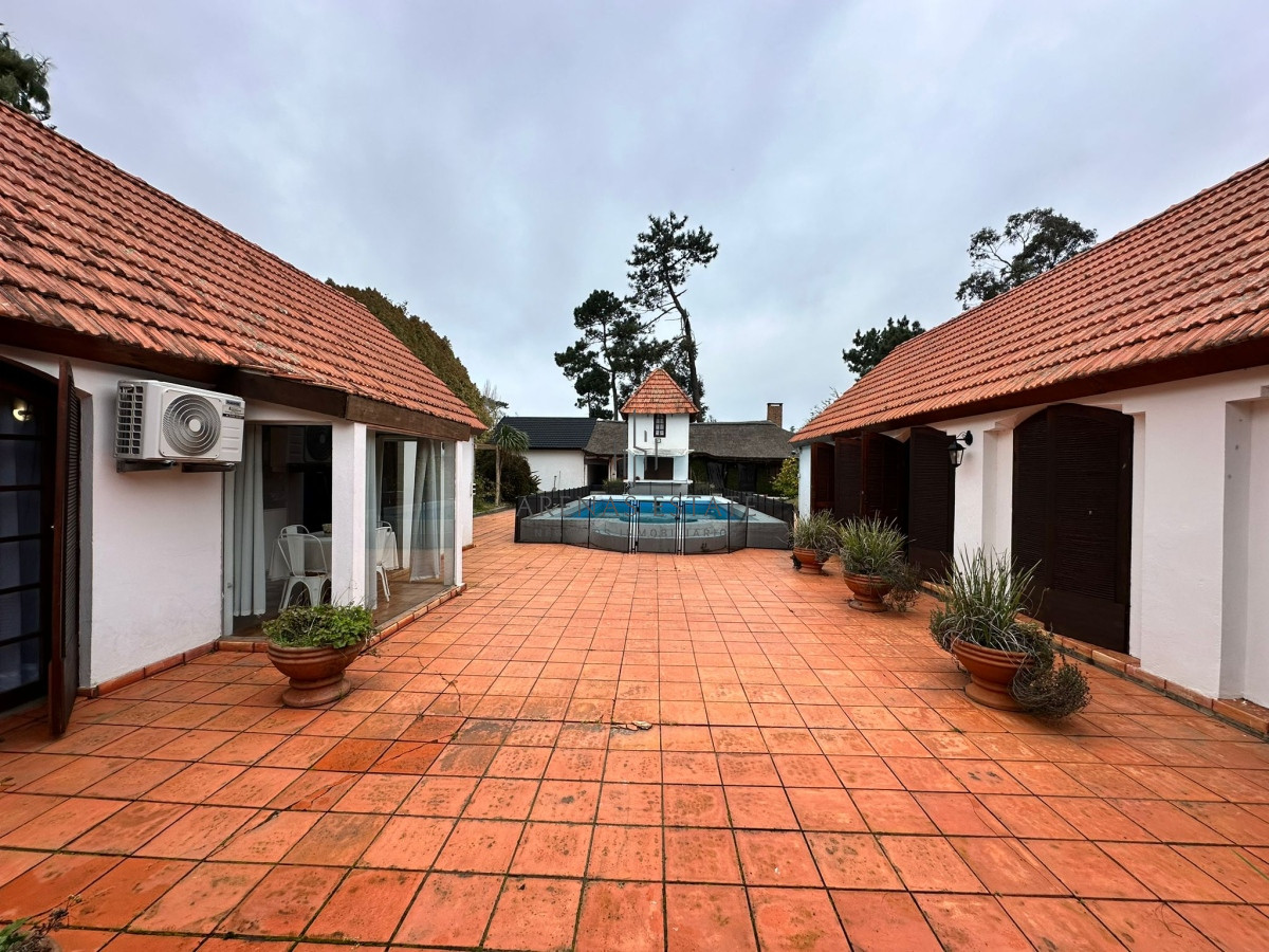 Casa ID.2954 - Vende casa de 4 dormitorios con piscina y gran parque en Golf, Punta del Este