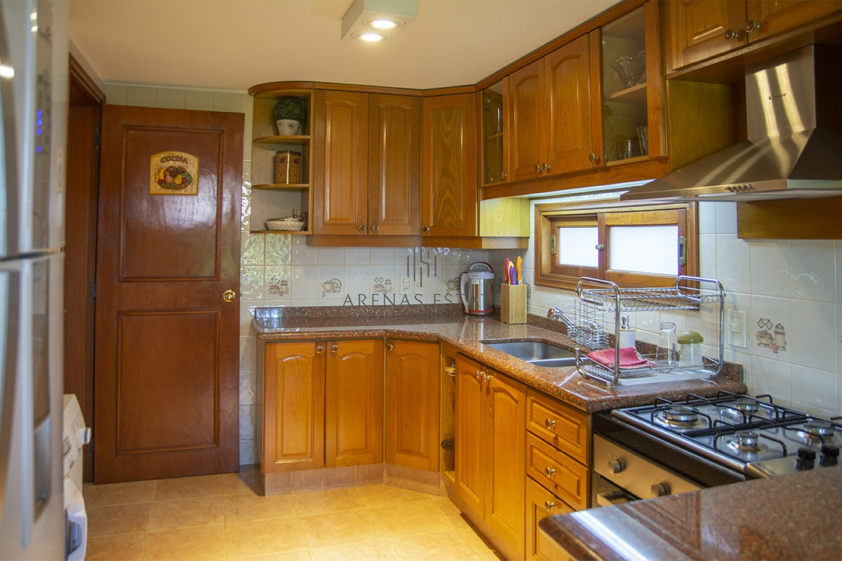 Casa ID.2838 - Venta Hermosa casa de 3 dormitorios en Jardines de Córdoba, Punta del Este con pileta y barbacoa