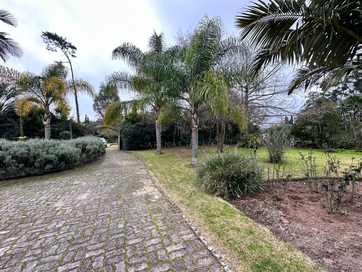 Casa ID.2954 - Vende casa de 4 dormitorios con piscina y gran parque en Golf, Punta del Este