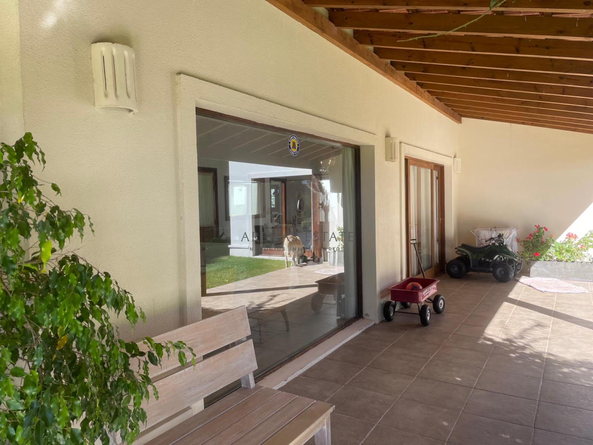 Casa ID.4007 - Vende impresionante casa en Punta Ballena de 2 dormitorios.