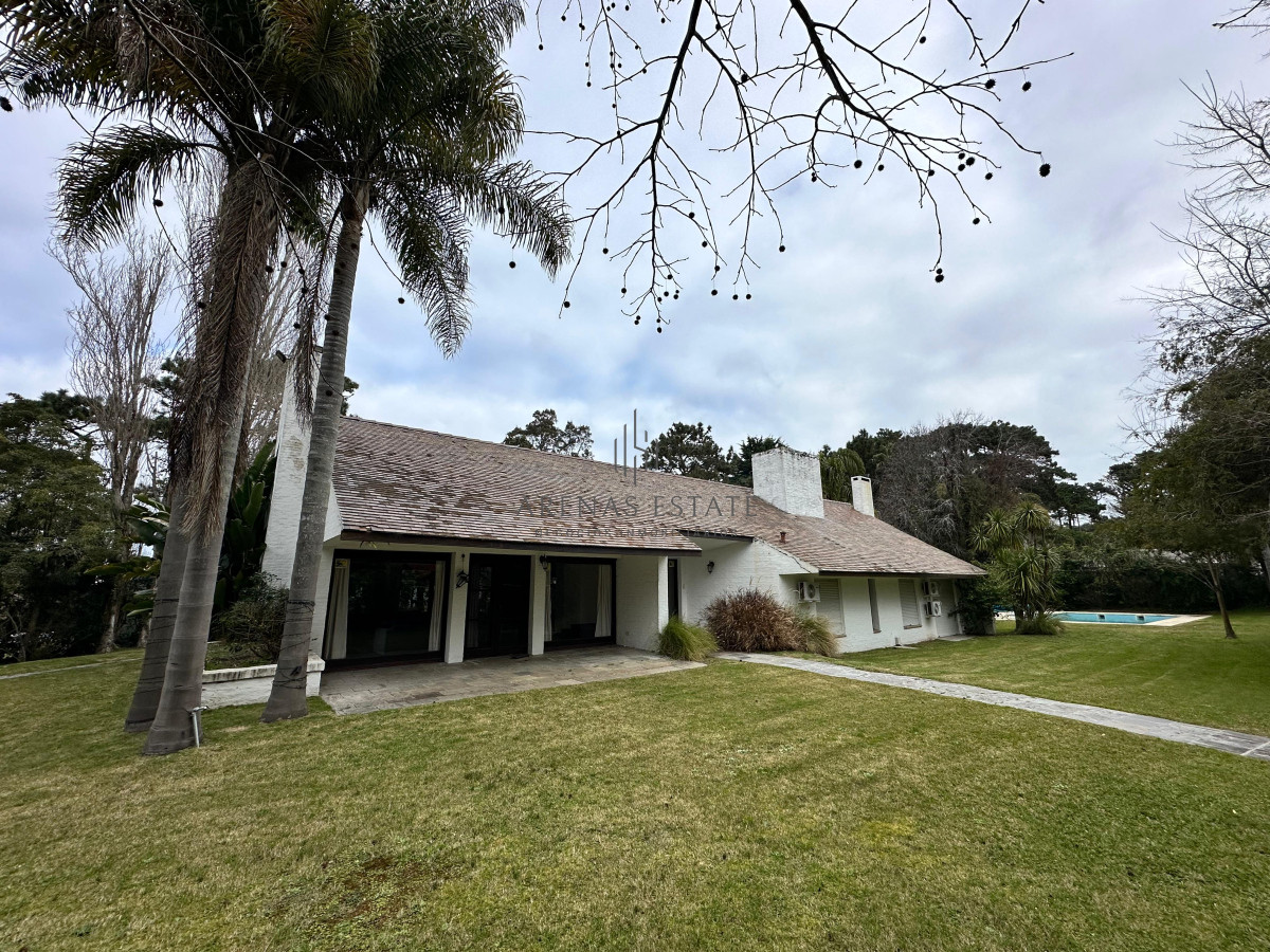 Casa ID.3958 - En venta casa en Barrio Golf, Punta del Este de 6 dormitorios.