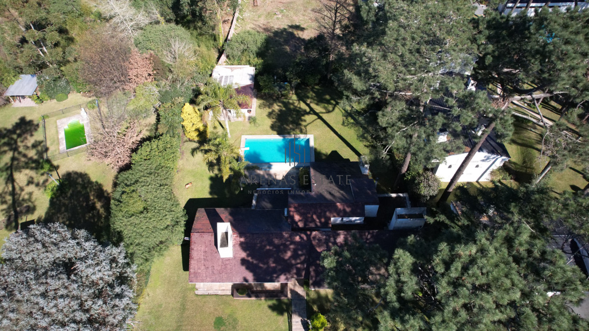 Casa ID.2871 - Muy buena propiedad en venta, 5 dormitorios en barrio Cantegril, Punta del Este 