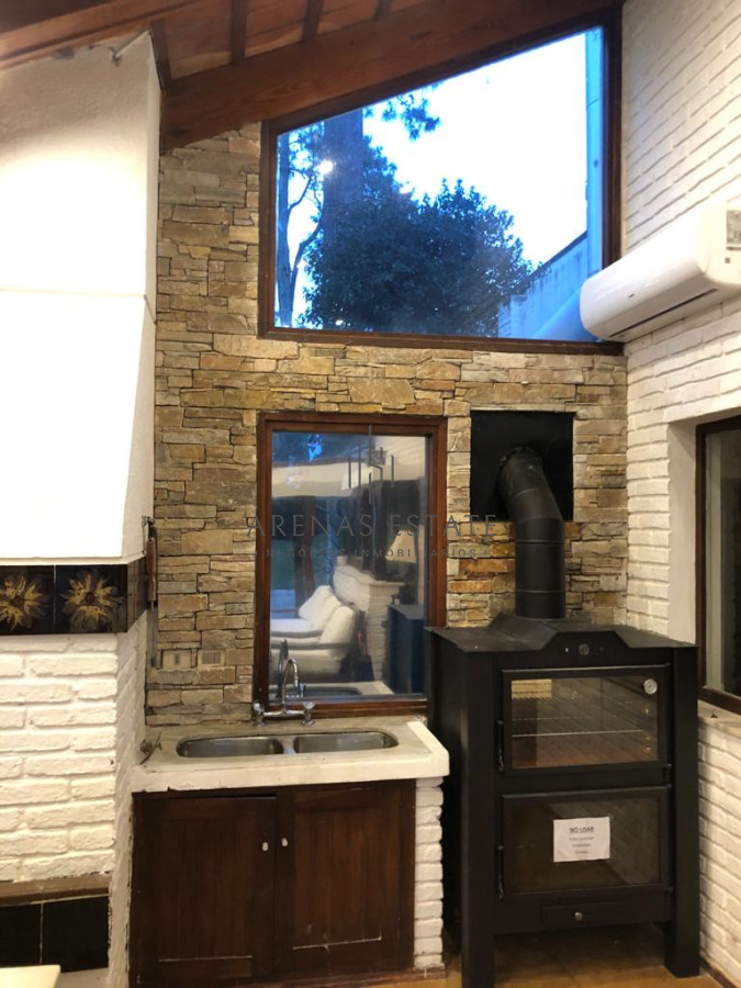 Casa ID.2871 - Muy buena propiedad en venta, 5 dormitorios en barrio Cantegril, Punta del Este 