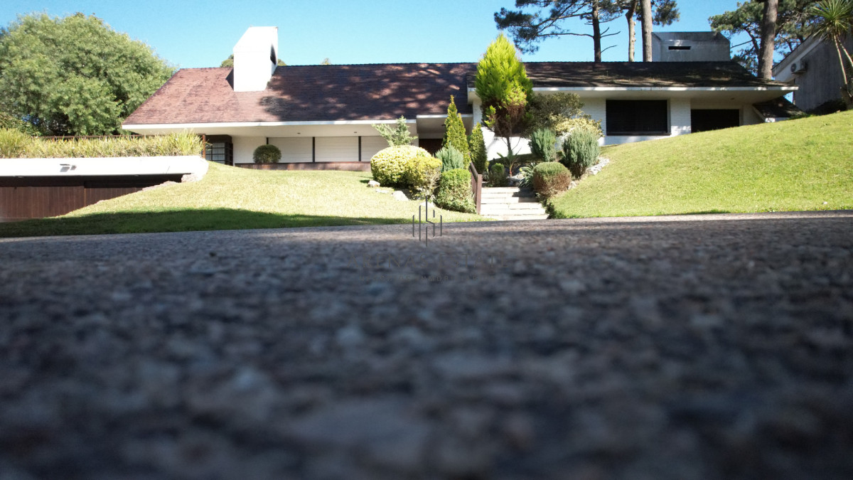Casa ID.2871 - Muy buena propiedad en venta, 5 dormitorios en barrio Cantegril, Punta del Este 