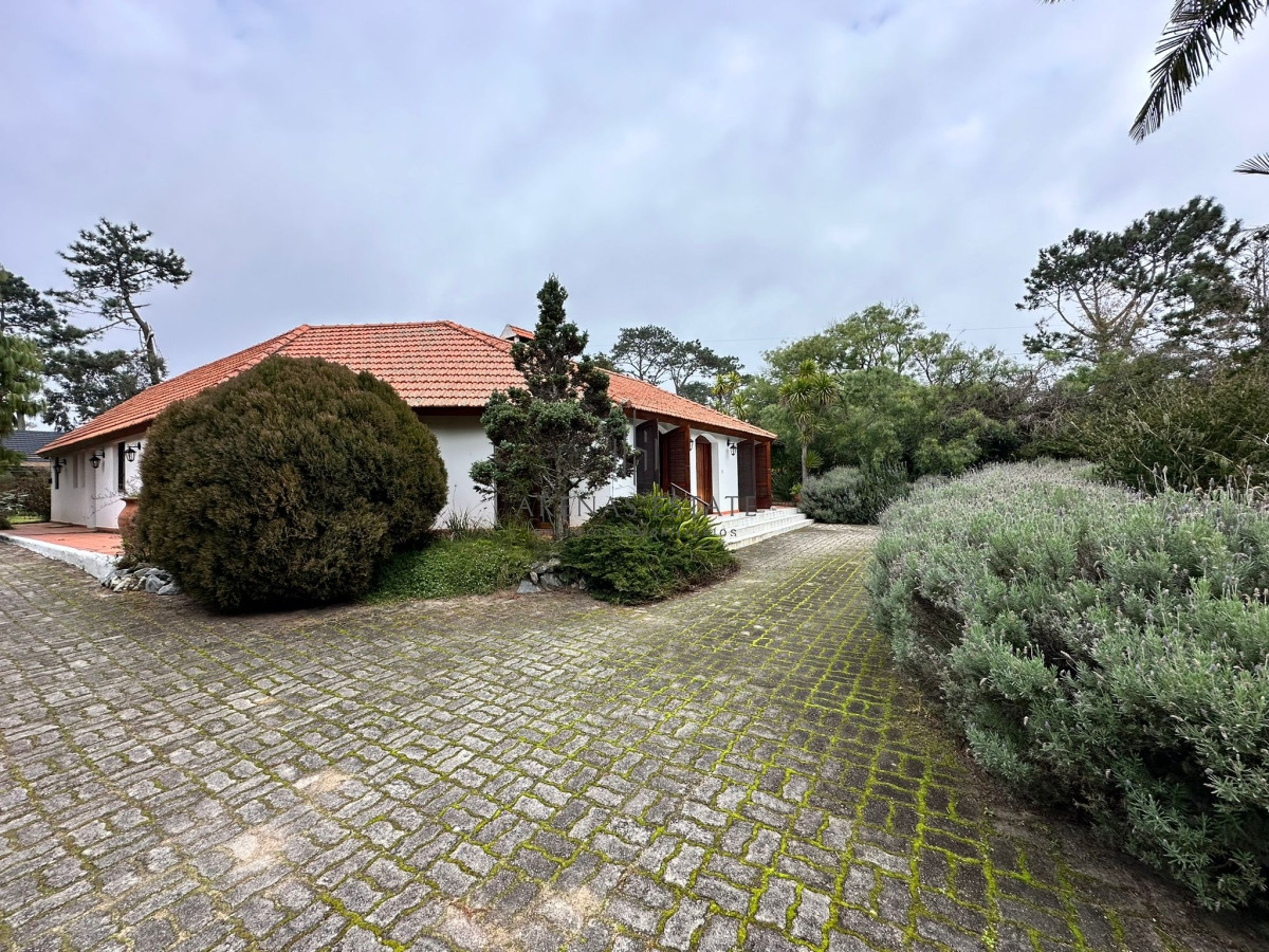 Casa ID.2954 - Vende casa de 4 dormitorios con piscina y gran parque en Golf, Punta del Este