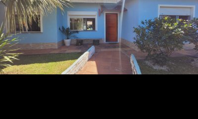 Oportunidad. Vende casa de 3 dormitorios en Pinares, cercano a playa mansa, Punta del Este