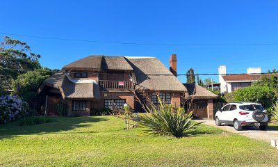 Hermosa cabaña de 4 dormitorios en venta a metros de Playa Mansa, Punta del Este