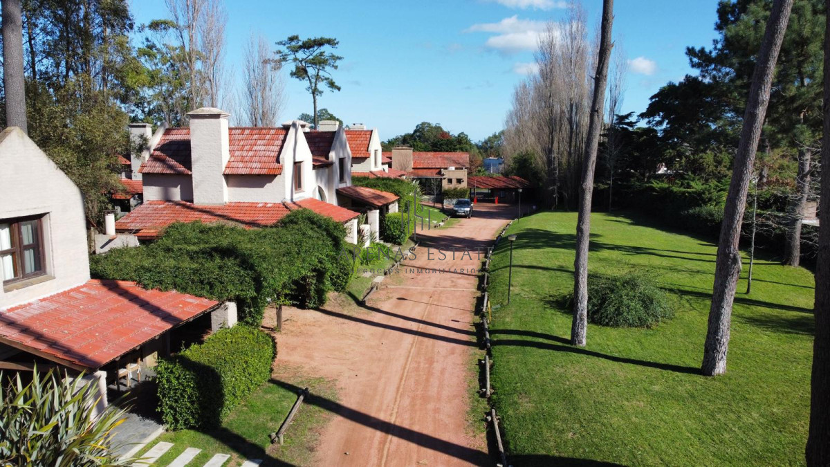Terreno ID.4362 - Vende en Pinares, derechos de sobre elevar en agradable entorno 