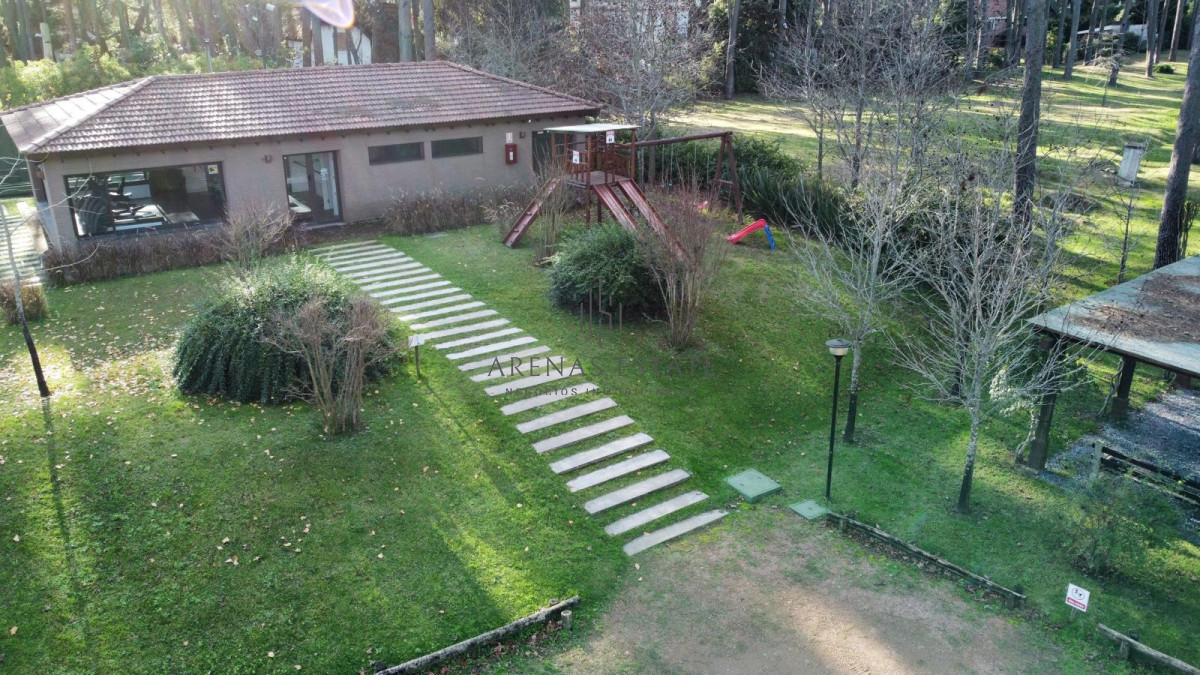 Terreno ID.4362 - Vende en Pinares, derechos de sobre elevar en agradable entorno 