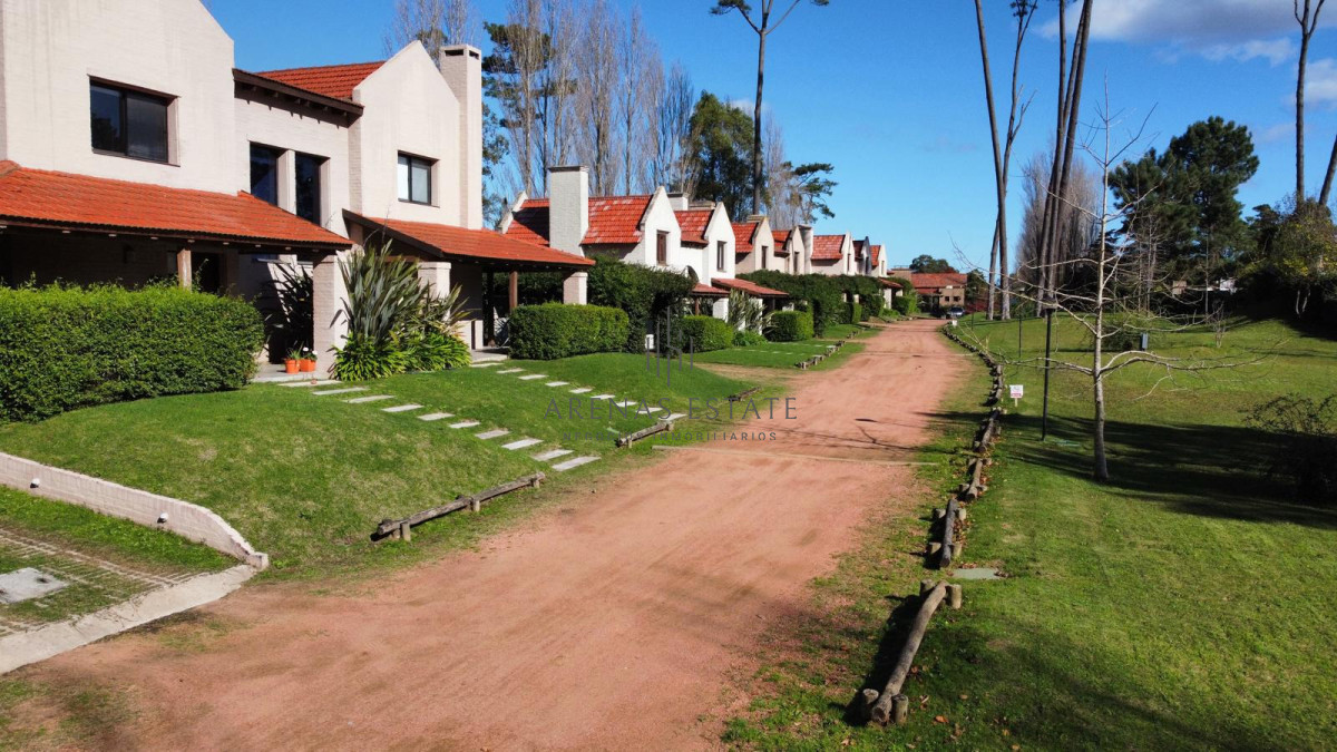Terreno ID.4358 - Punta del Este,Pinares. Vende derechos de sobre-elevar terreno ideal para gran inversión 