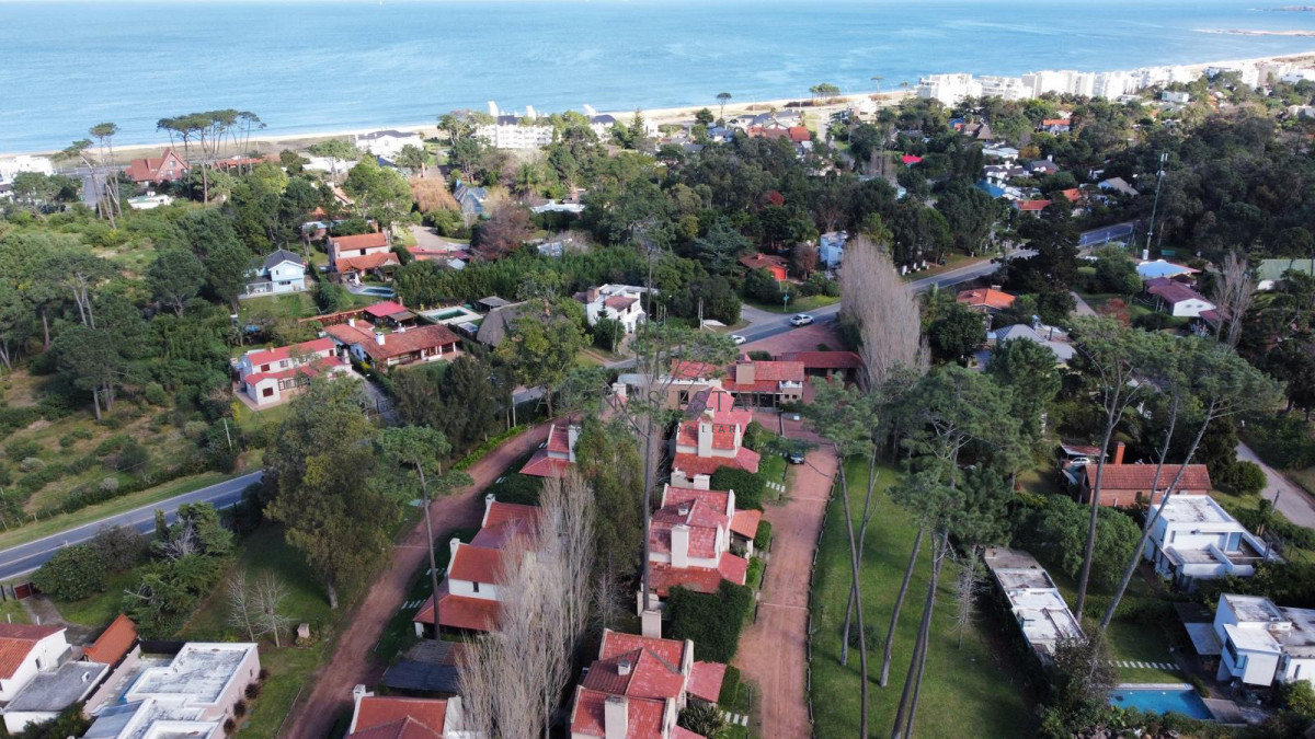 Terreno ID.4358 - Punta del Este,Pinares. Vende derechos de sobre-elevar terreno ideal para gran inversión 