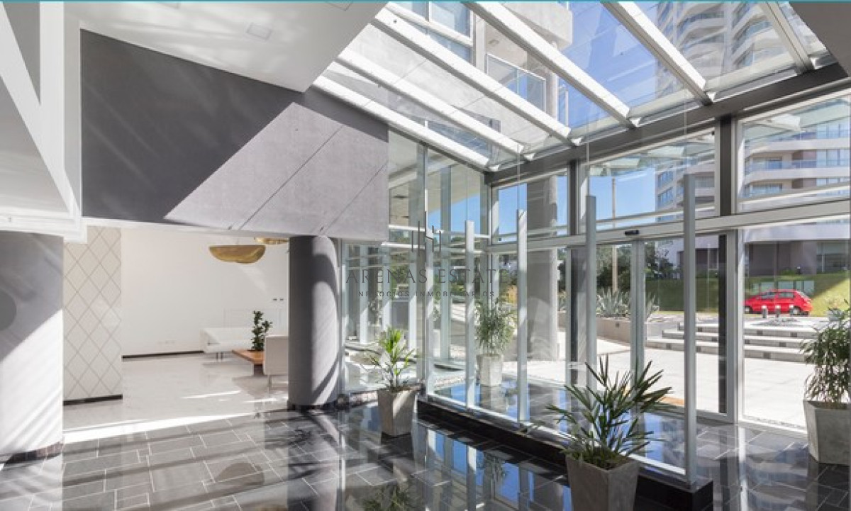 Apartamento ID.2060 - Apartamento de 3 dormitorios con parrillero en venta a pasos del mar. 