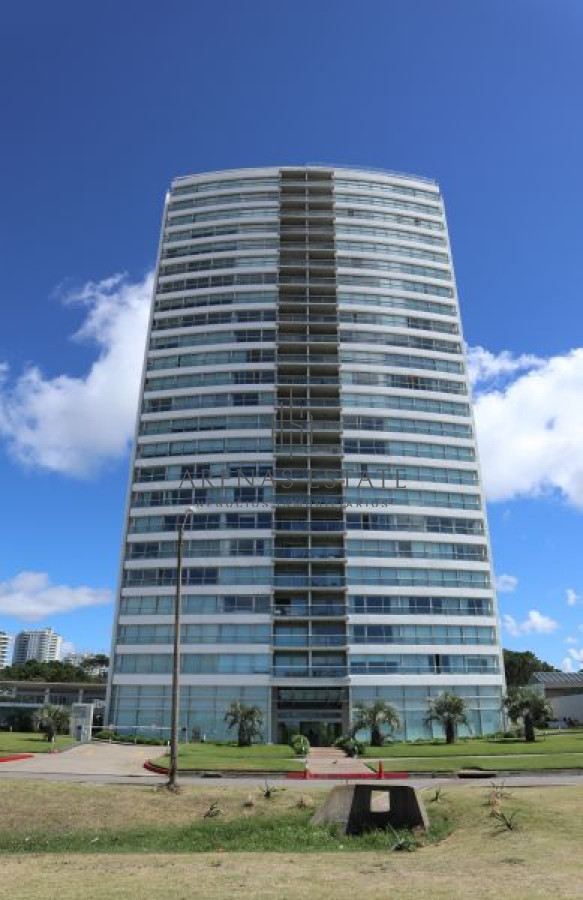 Apartamento ID.3645 - Le Parc Punta del Este, torre de categoría frente al mar.