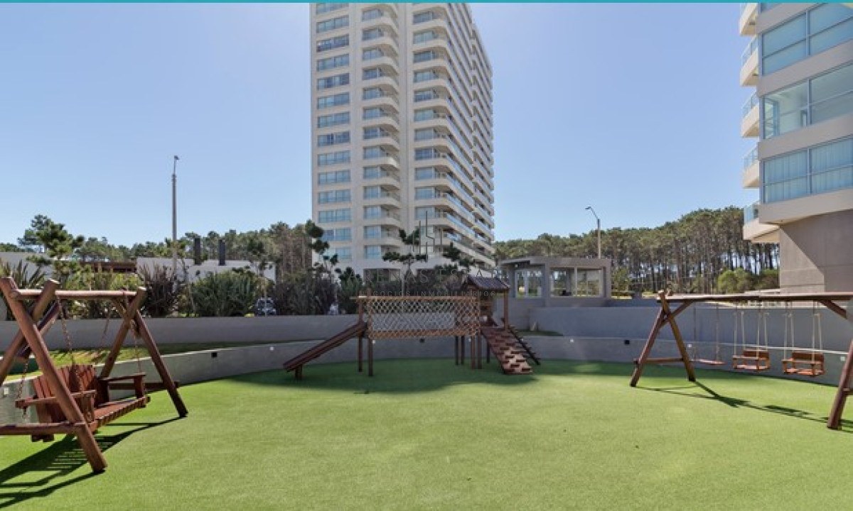 Apartamento ID.2060 - Apartamento de 3 dormitorios con parrillero en venta a pasos del mar. 