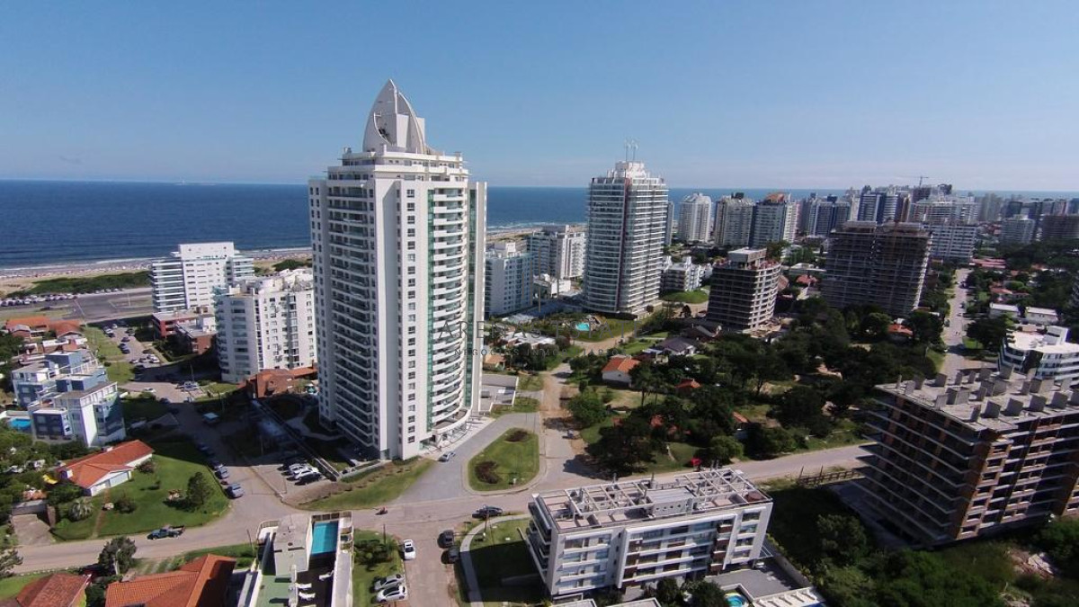 Apartamento ID.3156 - Departamento de 2 dormitorios en venta en Torre Wind. Punta del este
