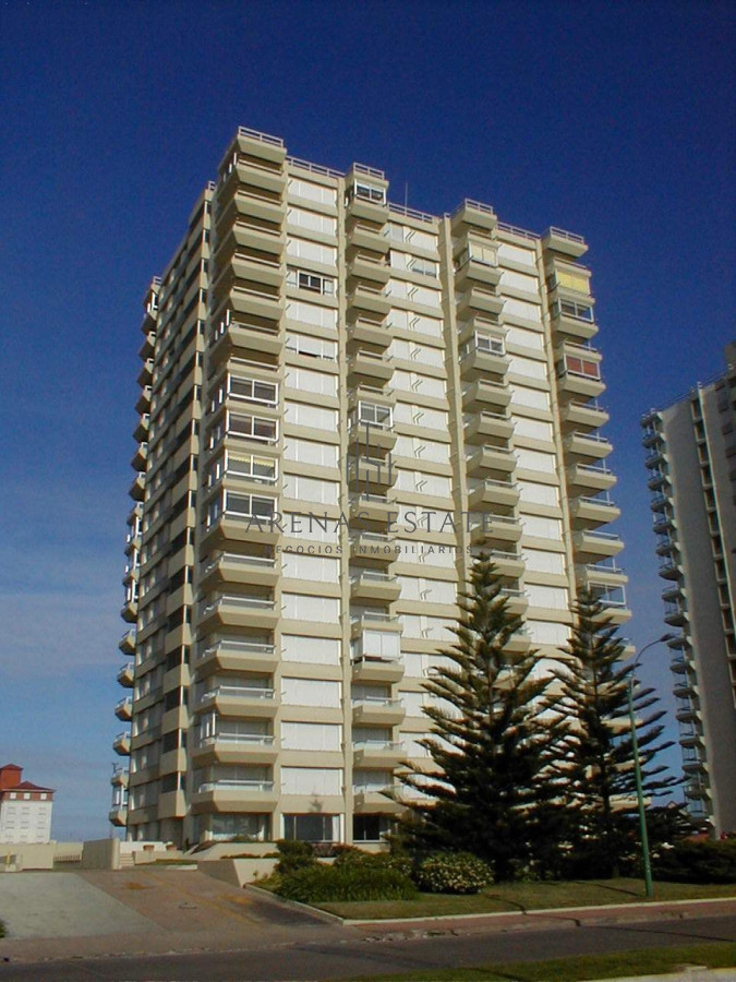 Apartamento ID.2066 - Departamento en primera línea de playa Mansa, con hermosa vista.