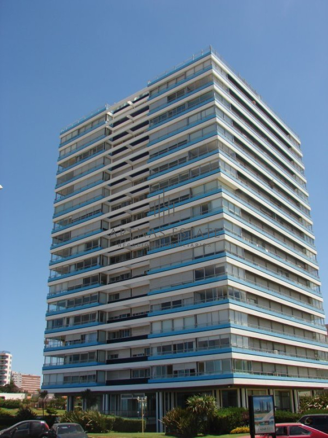 Apartamento ID.3798 - Apartamento en Venta de 3 dormitorios Frente al Mar en Playa Brava , Punta del este 