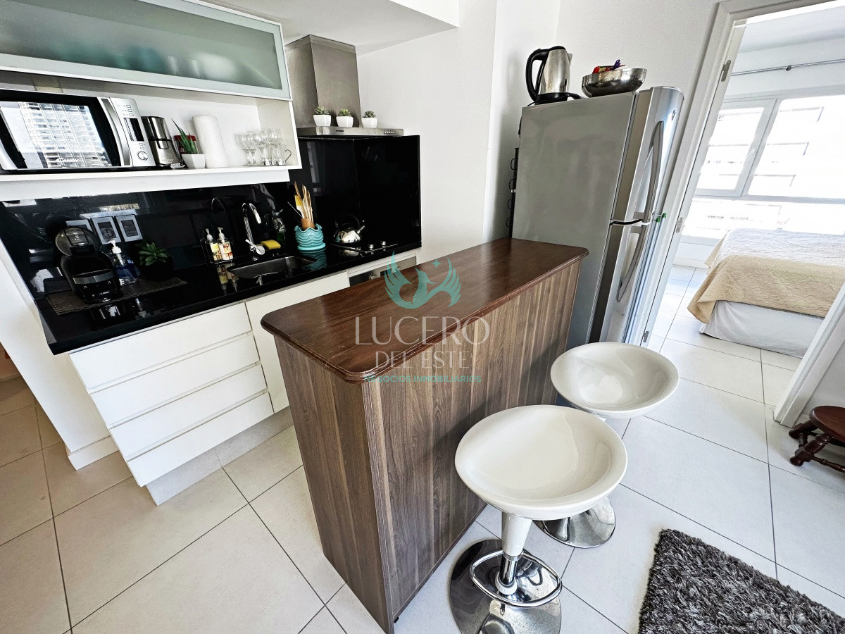 Apartamento ID.887 - Vende en Peninsula, apartamento de 1 dormitorio, con excelente vista, muy iluminado.