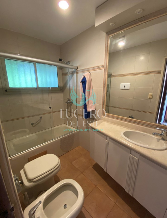 Casa ID.466 - Vendo CASA EN PLAYA MANSA EN VENTA, A METROS DEL MAR, EXCELENTE CONSTRUCCION