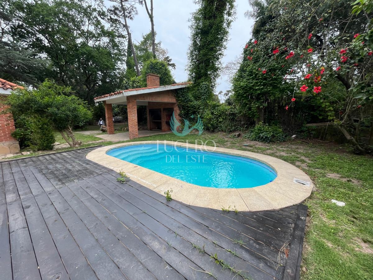 Casa ID.468 - Vendo Chalet de 3 dormitorios mas dependencia en venta en zona residencial