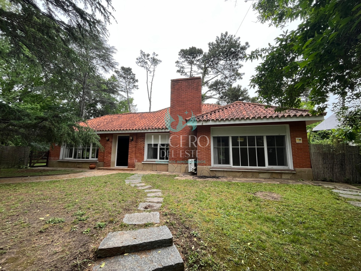 Casa ID.468 - Vendo Chalet de 3 dormitorios mas dependencia en venta en zona residencial