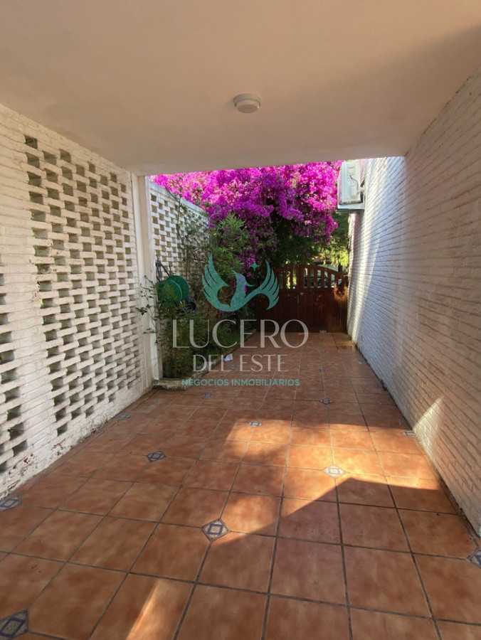 Casa ID.466 - Vendo CASA EN PLAYA MANSA EN VENTA, A METROS DEL MAR, EXCELENTE CONSTRUCCION