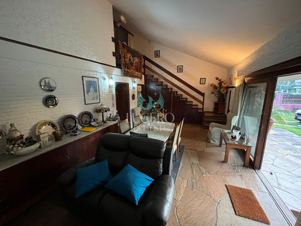 Casa ID.947 - Vende casa de 3 dormitorios en Pinares, Punta del Este 