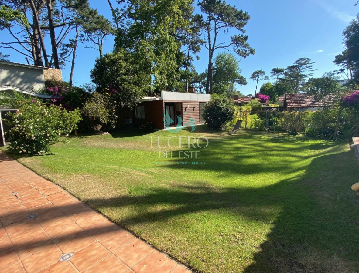 Casa ID.466 - Vendo CASA EN PLAYA MANSA EN VENTA, A METROS DEL MAR, EXCELENTE CONSTRUCCION