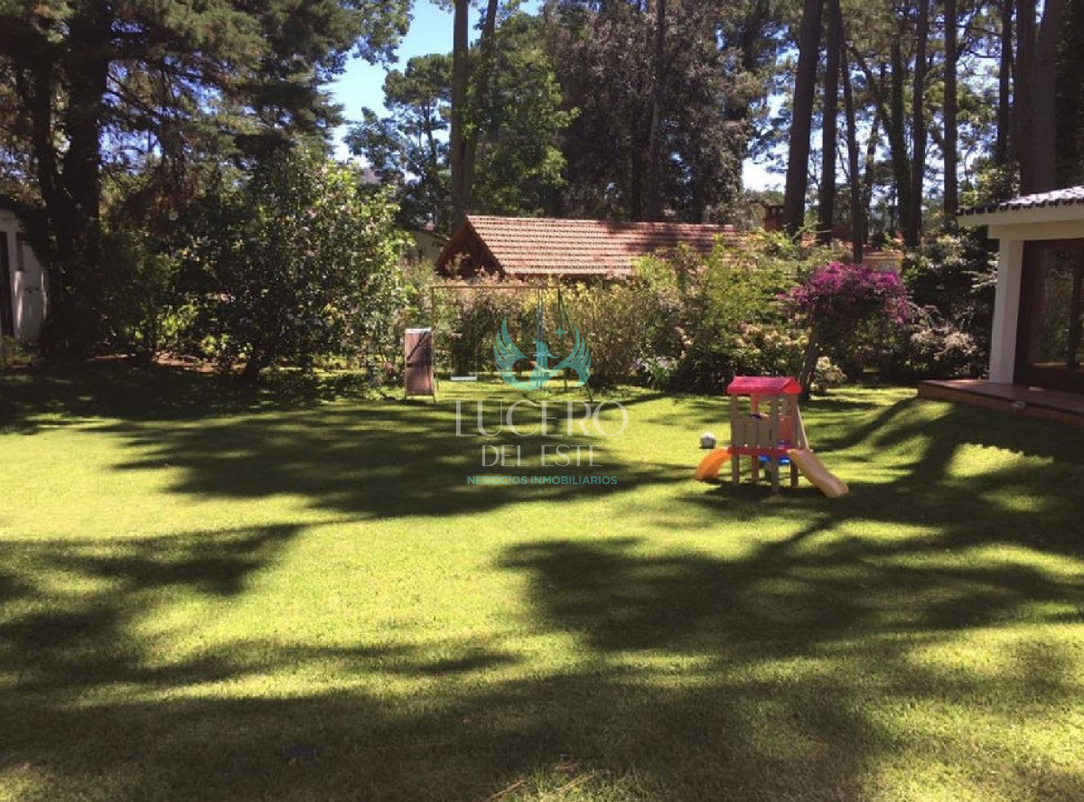 Casa ID.466 - Vendo CASA EN PLAYA MANSA EN VENTA, A METROS DEL MAR, EXCELENTE CONSTRUCCION