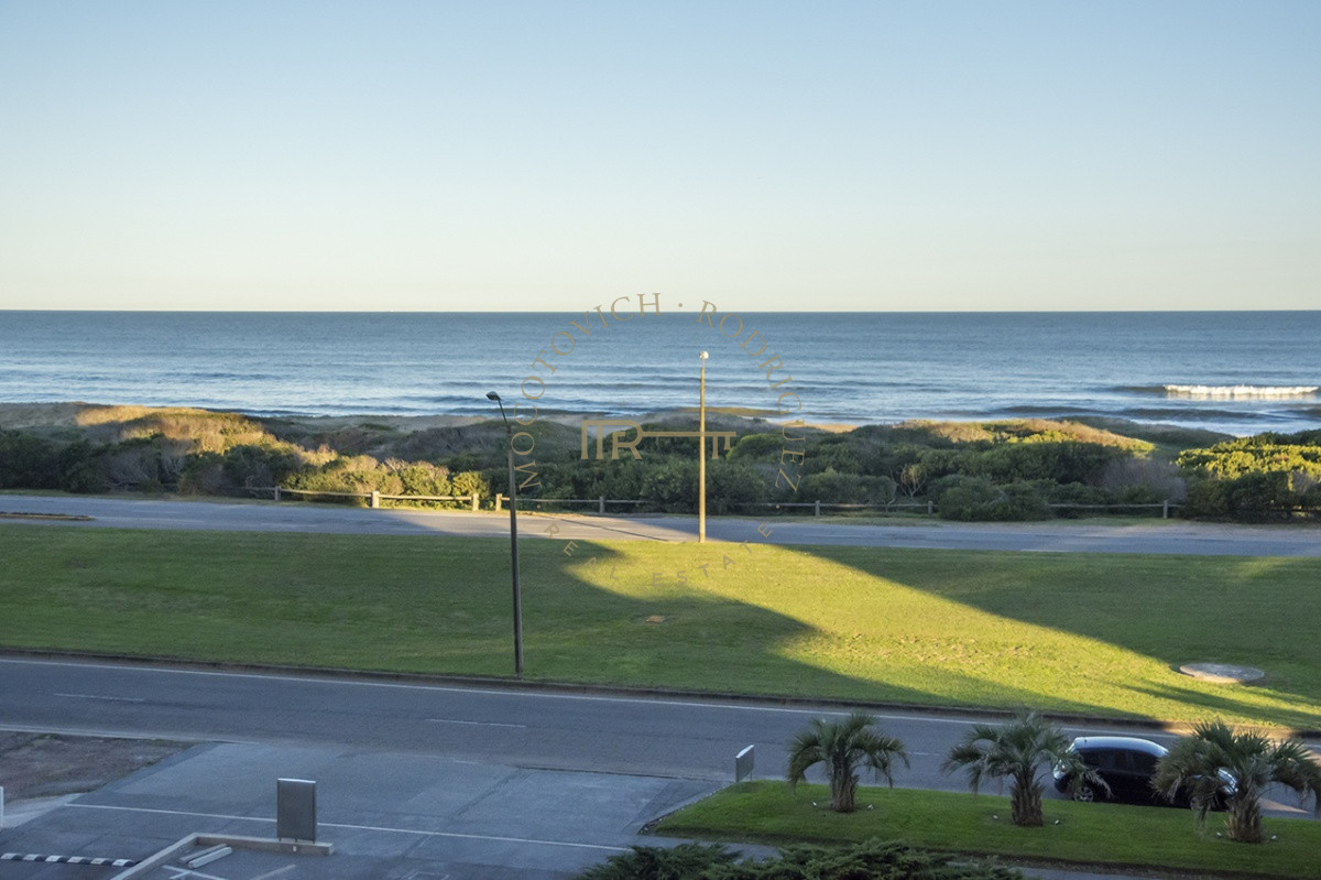 Apartamento ID.2947 - Departamento en venta frente al mar. Torre Lobos, Playa Brava, 3 dormitorios.