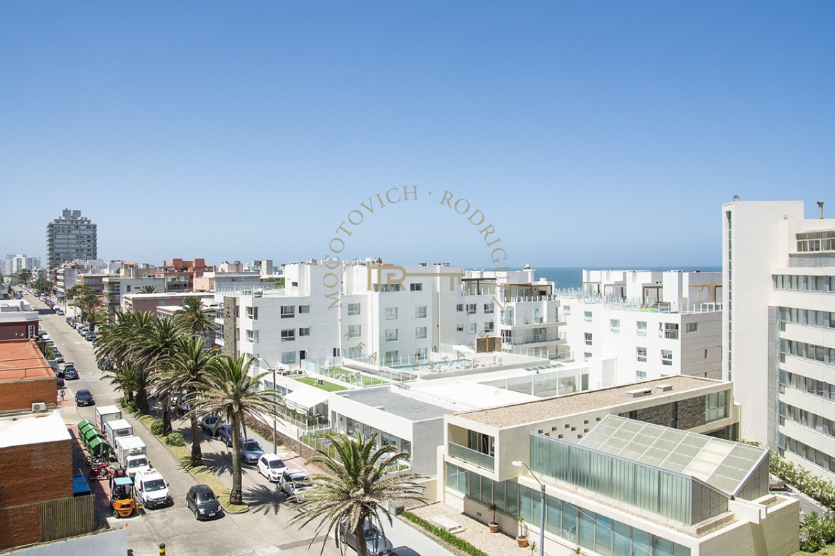 Apartamento ID.1948 - OPORTUNIDAD EN Garden Tower, unidad reciclada en su totalidad. 3 dormitorios en Península. Punta del Este 
