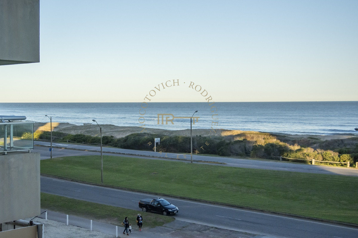Apartamento ID.2947 - Departamento en venta frente al mar. Torre Lobos, Playa Brava, 3 dormitorios.