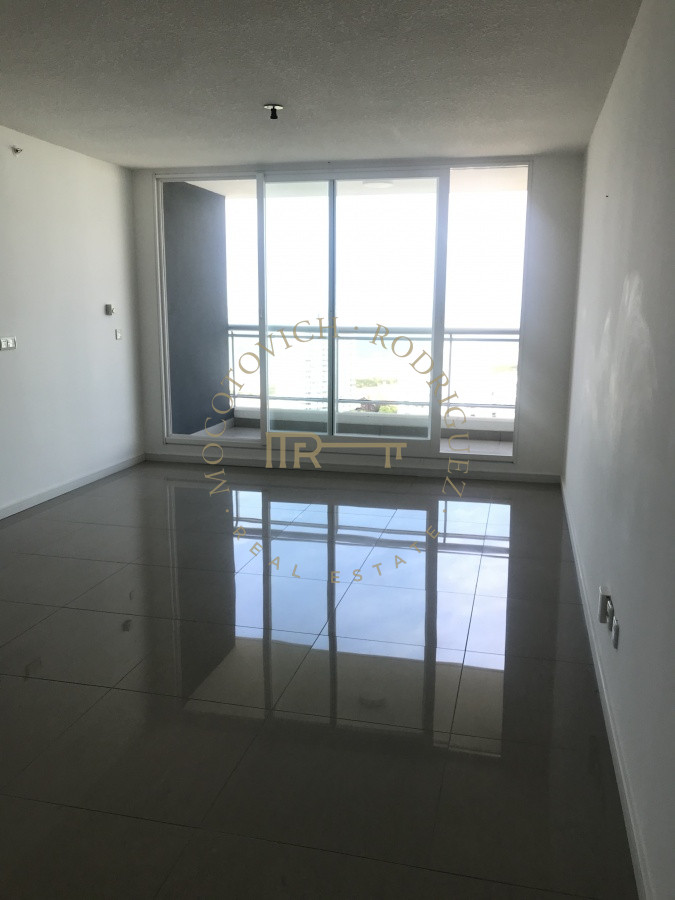 Apartamento ID.1594 - Apartamento en Torre One II. Al frente. unidad de 1 dormitorio en Punta del Este 