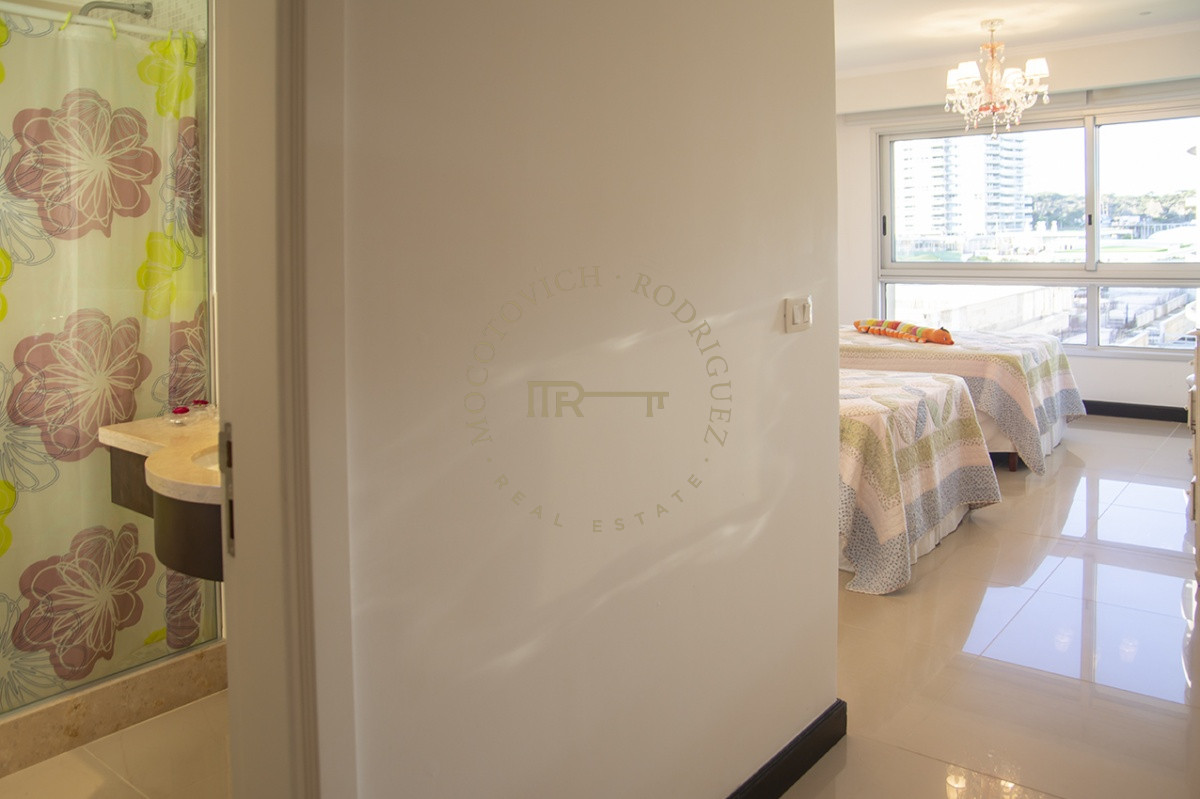Apartamento ID.2947 - Departamento en venta frente al mar. Torre Lobos, Playa Brava, 3 dormitorios.