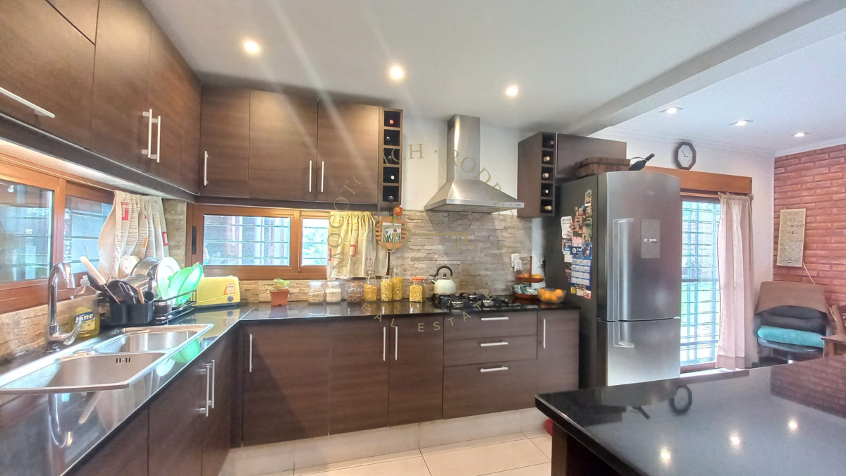 Casa ID.1909 - Vende casa de 3 dormitorios, en excelente estado, Pinares, Punta del Este 