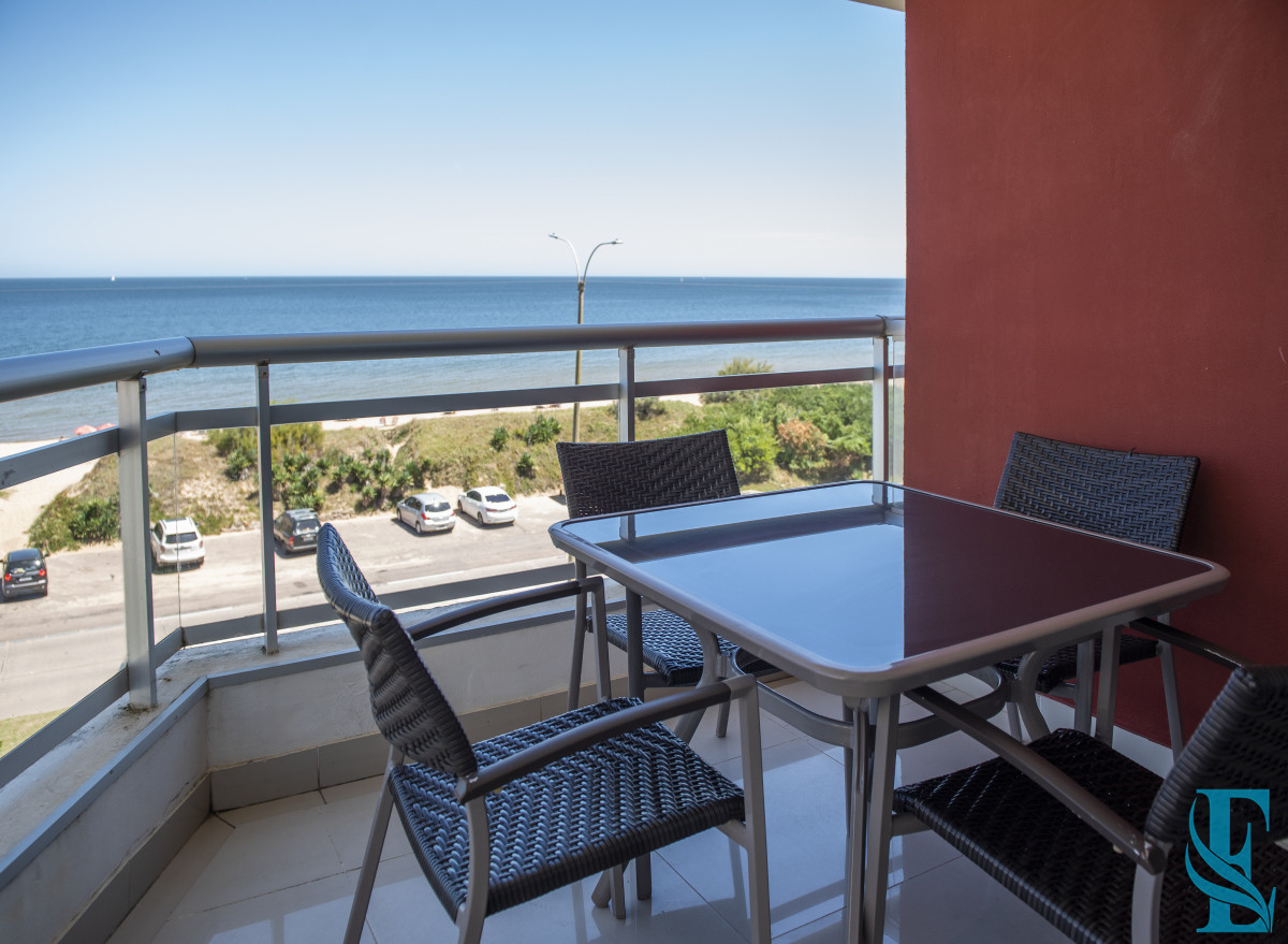 Apartamento ID.926 - Vende hermoso Penthouse en Playa Mansa con azotea propia en Punta del Este