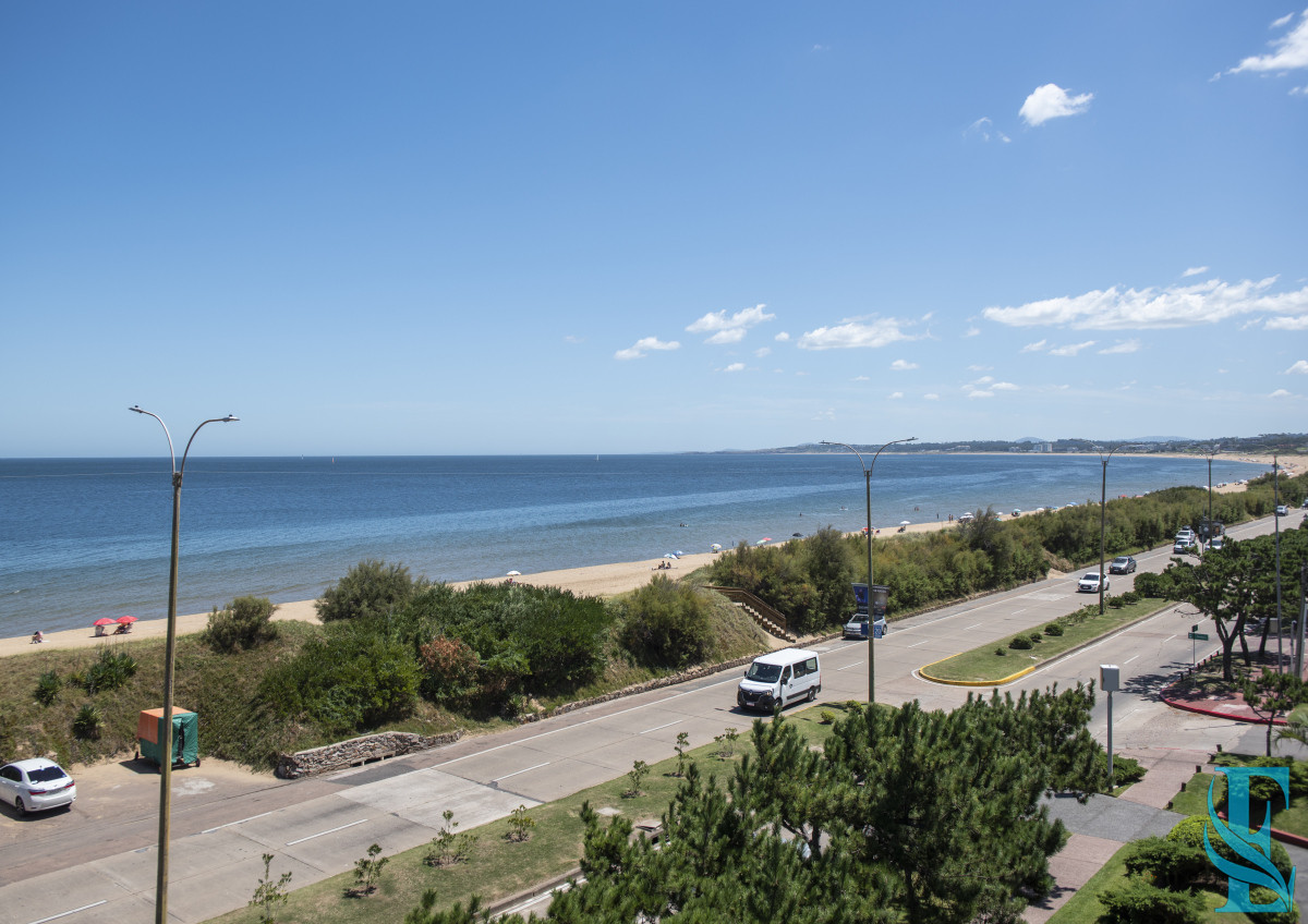 Apartamento ID.926 - Vende hermoso Penthouse en Playa Mansa con azotea propia en Punta del Este