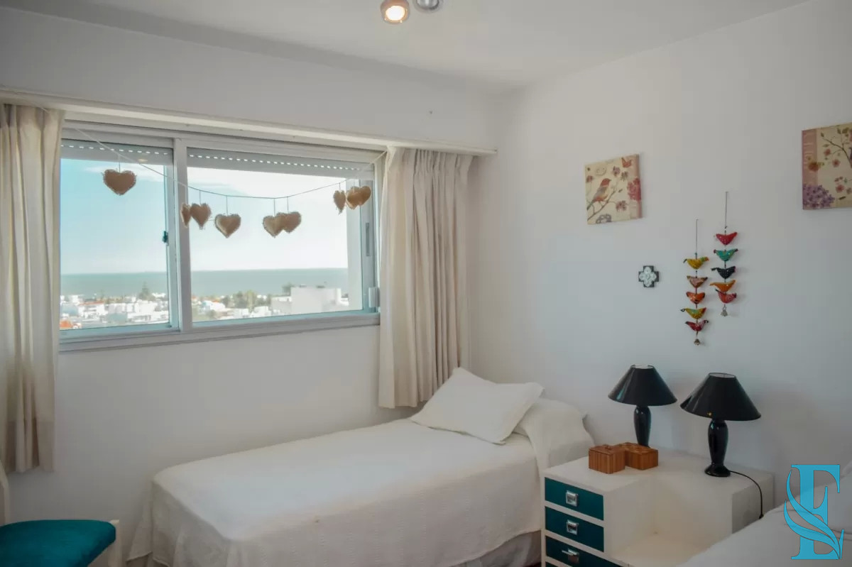 Apartamento ID.682 - Departamento de 3 dormitorios + dep. en venta en Edif. Fontemar, vista al Puerto