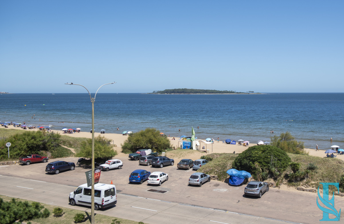Apartamento ID.926 - Vende hermoso Penthouse en Playa Mansa con azotea propia en Punta del Este