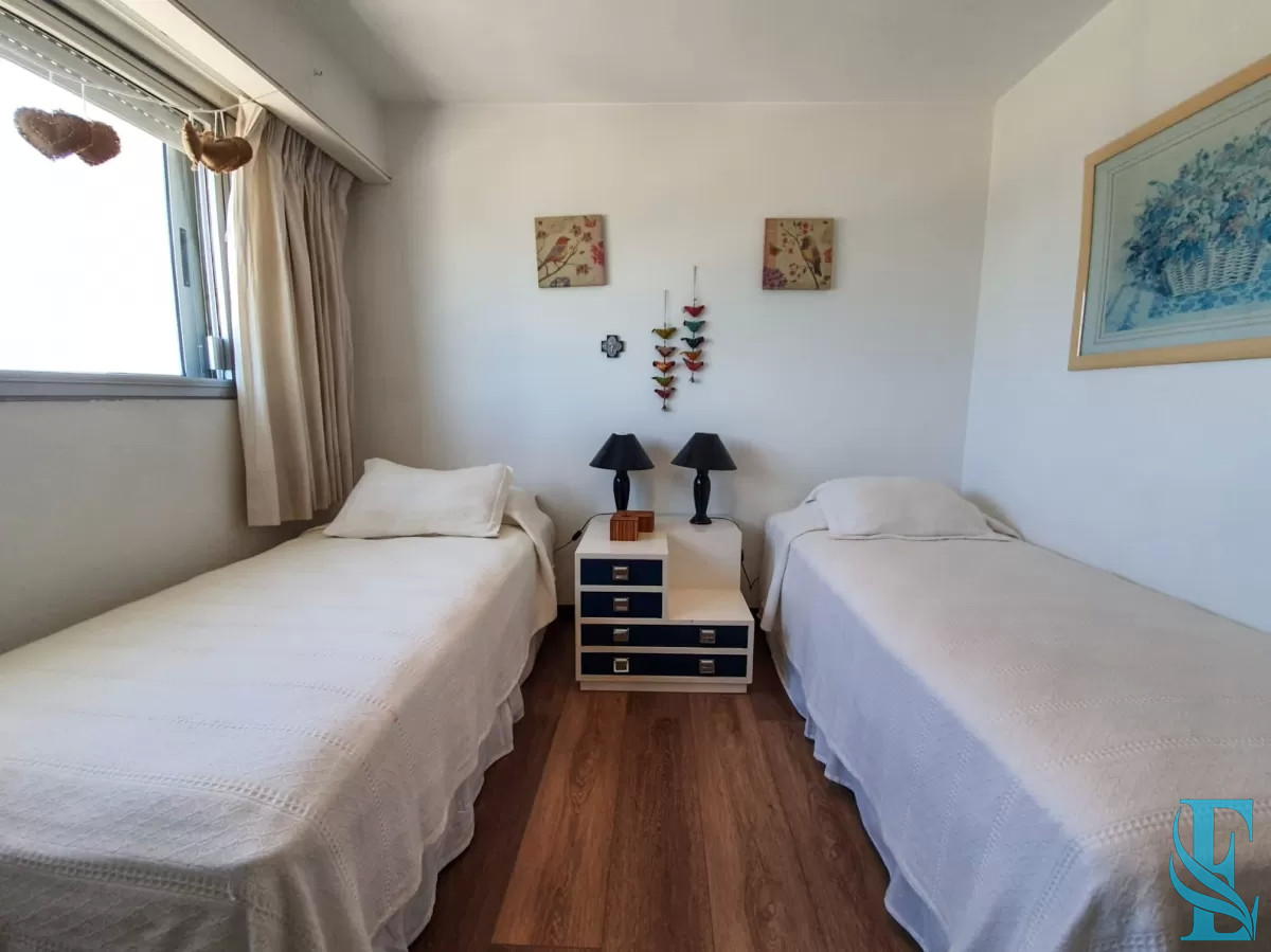 Apartamento ID.682 - Departamento de 3 dormitorios + dep. en venta en Edif. Fontemar, vista al Puerto