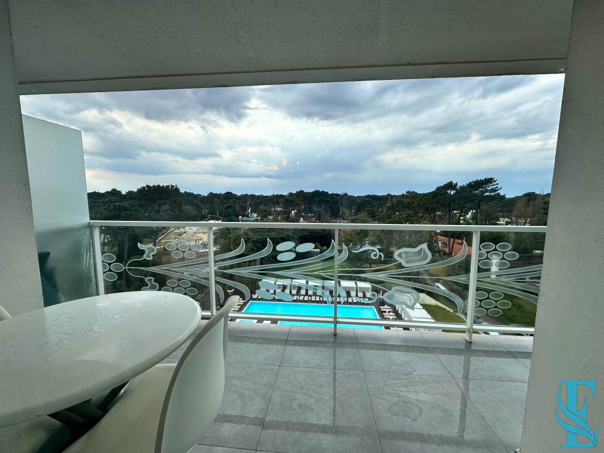 Vende apartamento de 2 dormitorios en Roosevelt Punta del Este.