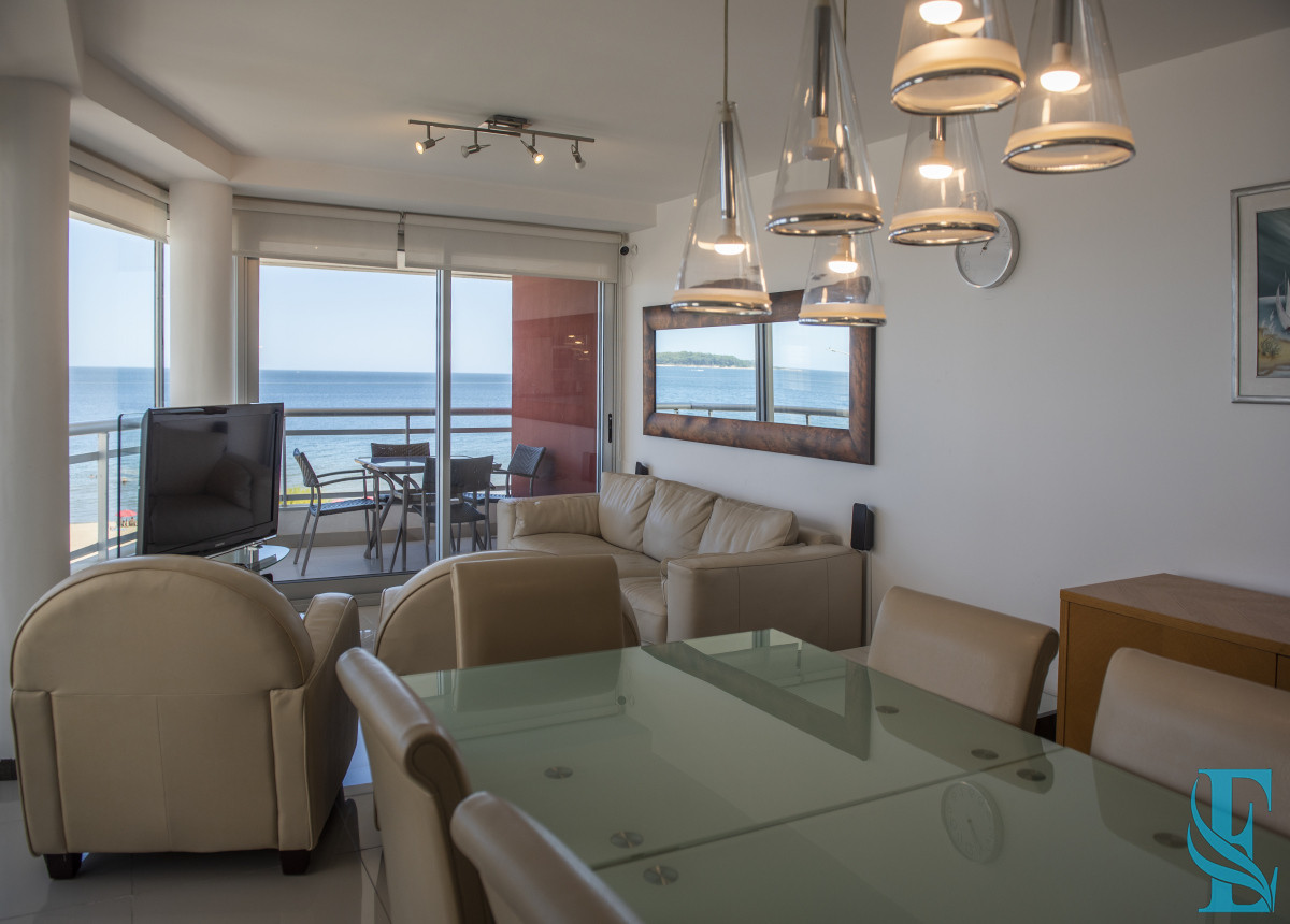 Apartamento ID.926 - Vende hermoso Penthouse en Playa Mansa con azotea propia en Punta del Este