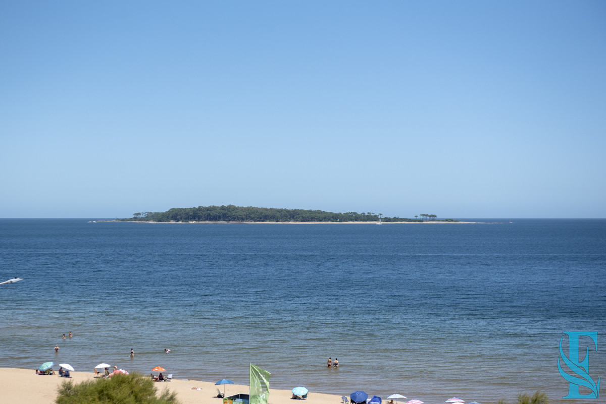 Apartamento ID.926 - Vende hermoso Penthouse en Playa Mansa con azotea propia en Punta del Este