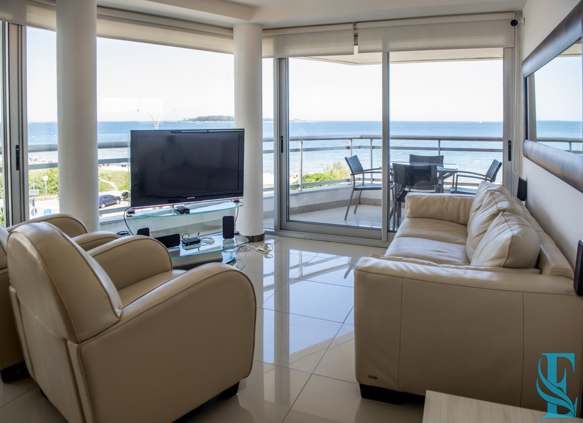 Apartamento ID.926 - Vende hermoso Penthouse en Playa Mansa con azotea propia en Punta del Este