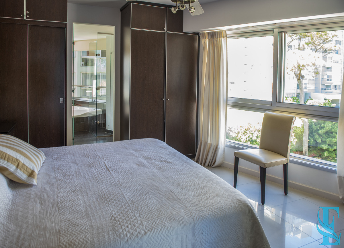 Apartamento ID.926 - Vende hermoso Penthouse en Playa Mansa con azotea propia en Punta del Este