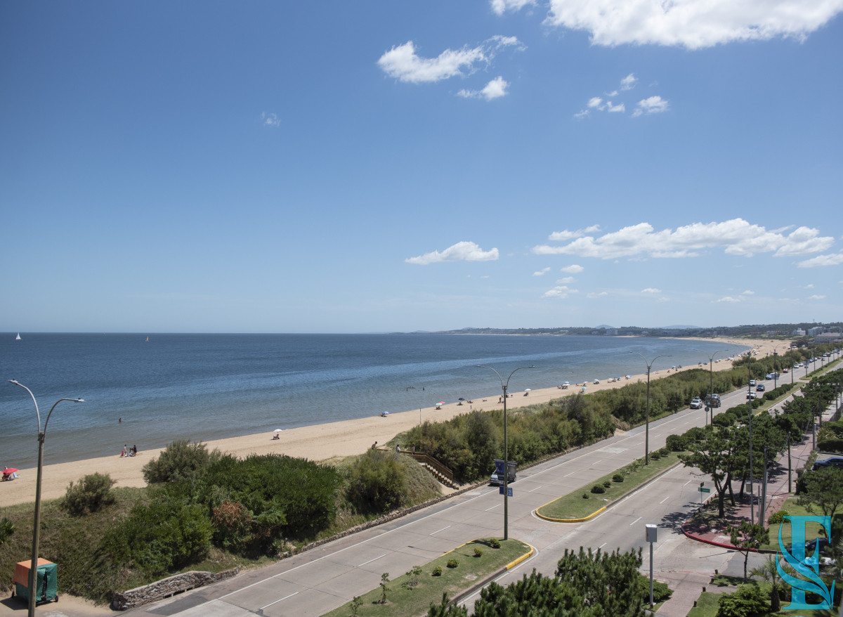 Apartamento ID.926 - Vende hermoso Penthouse en Playa Mansa con azotea propia en Punta del Este