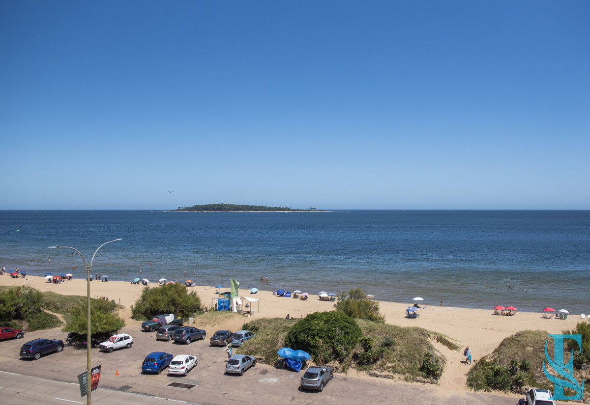 Apartamento ID.926 - Vende hermoso Penthouse en Playa Mansa con azotea propia en Punta del Este