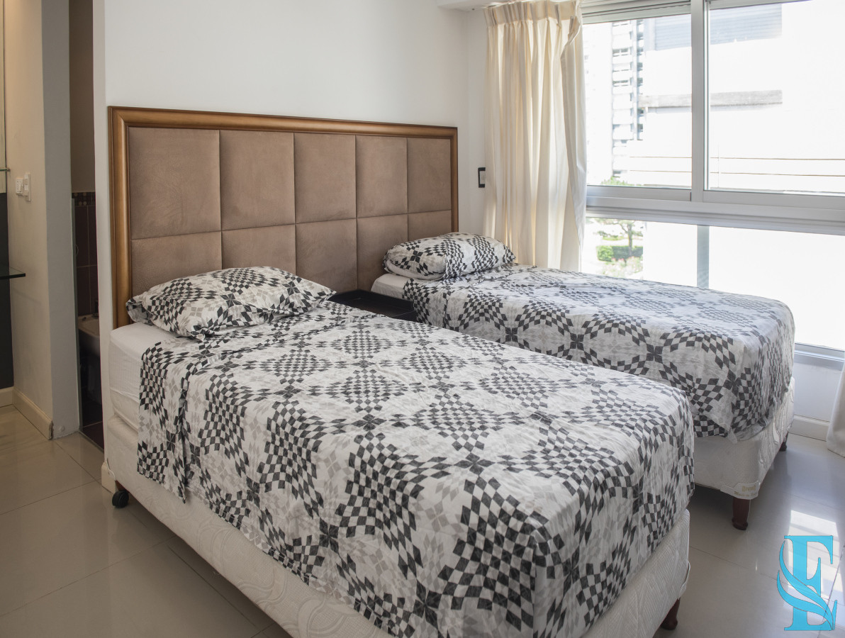 Apartamento ID.926 - Vende hermoso Penthouse en Playa Mansa con azotea propia en Punta del Este